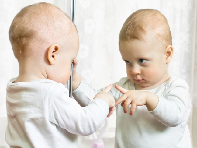 Ξέρετε γιατί τα μωρά λατρεύουν τους καθρέφτες;