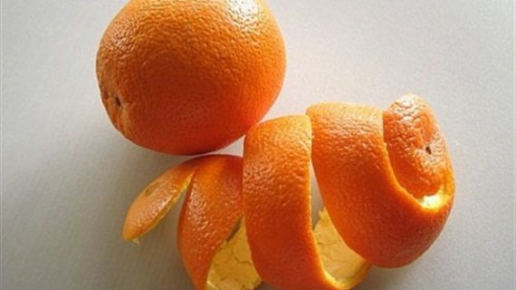 Το έξυπνο tip με μια φλούδα πορτοκαλιού μέσα στο φούρνο