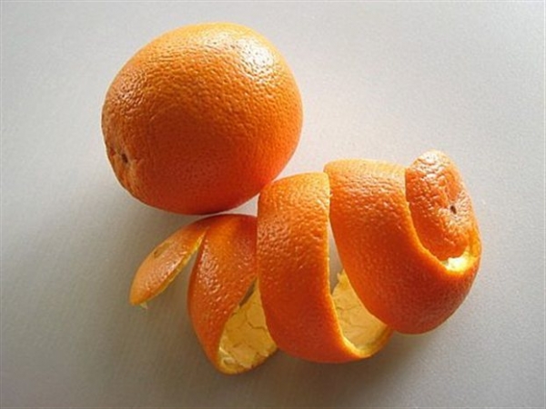 Το έξυπνο tip με μια φλούδα πορτοκαλιού μέσα στο φούρνο