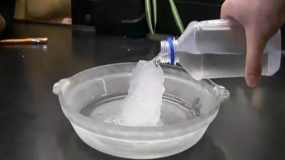 Το πιο χρήσιμο tip για το καλοκαίρι! Μετατρέψτε το νερό σε πάγο με μία απλή κίνηση! [Βίντεο]