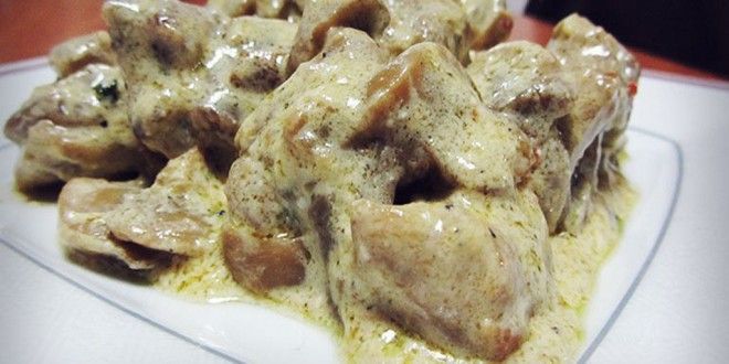 Χοιρινή τηγανιά με σάλτσα γιαουρτιού