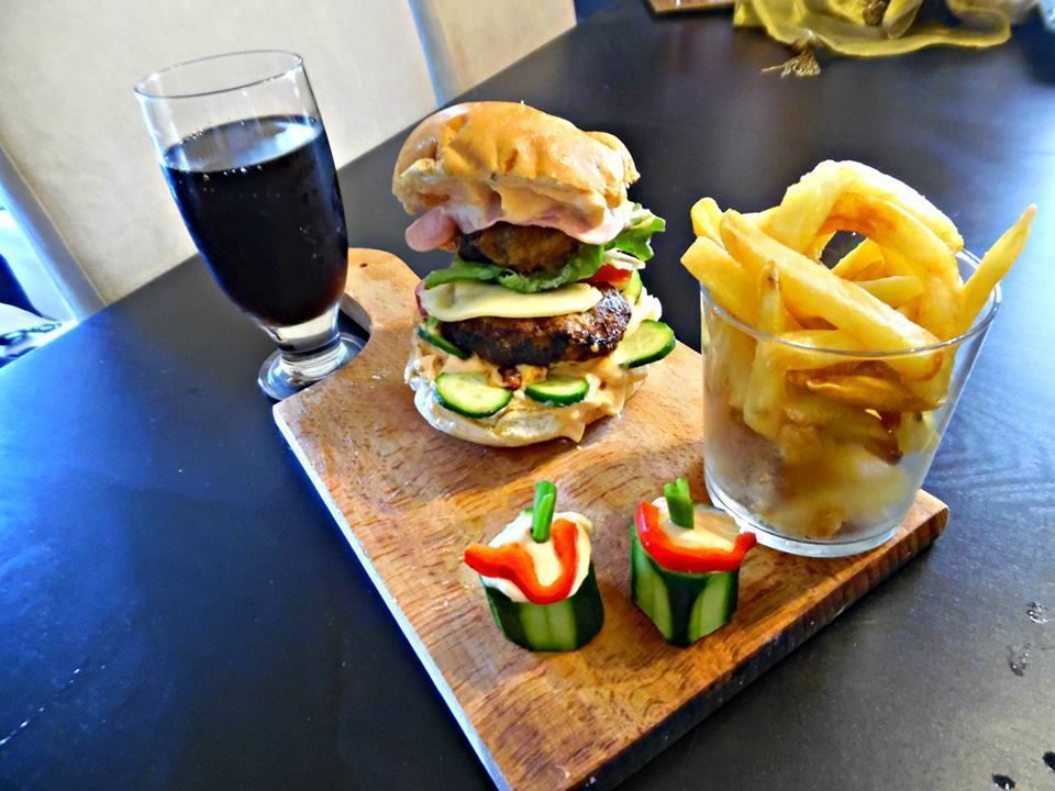 Σπιτικά μπέργκερ της Έφης-Homemade burgers and french fries