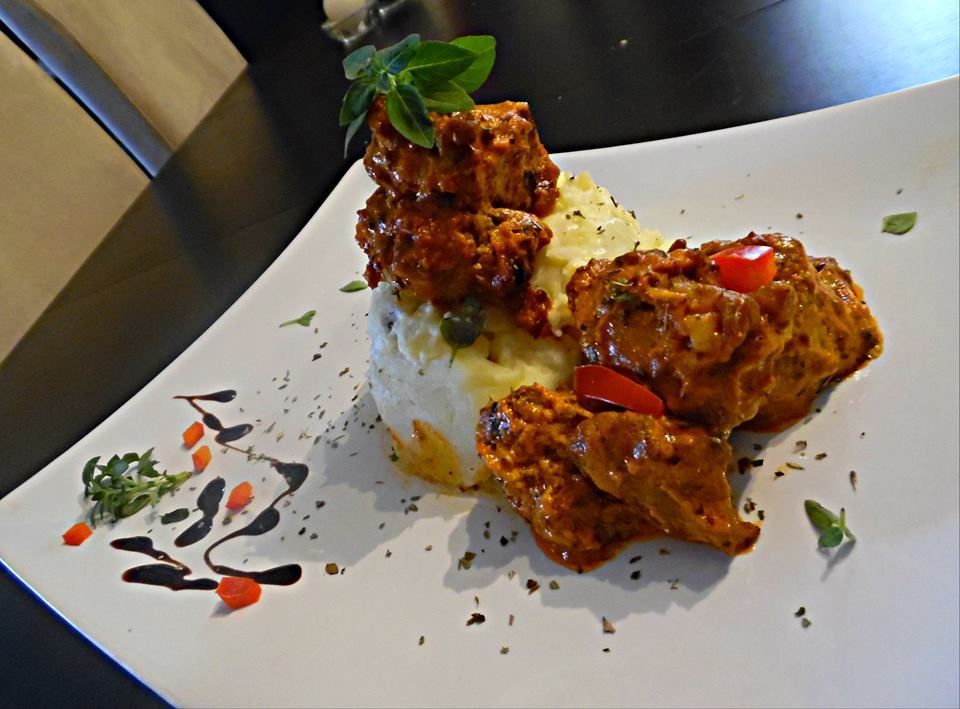 Χοιρινό με πατατοσαλάτα1