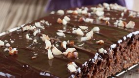Κέικ σοκολάτα με φουντούκια & γλάσο σοκολάτας
