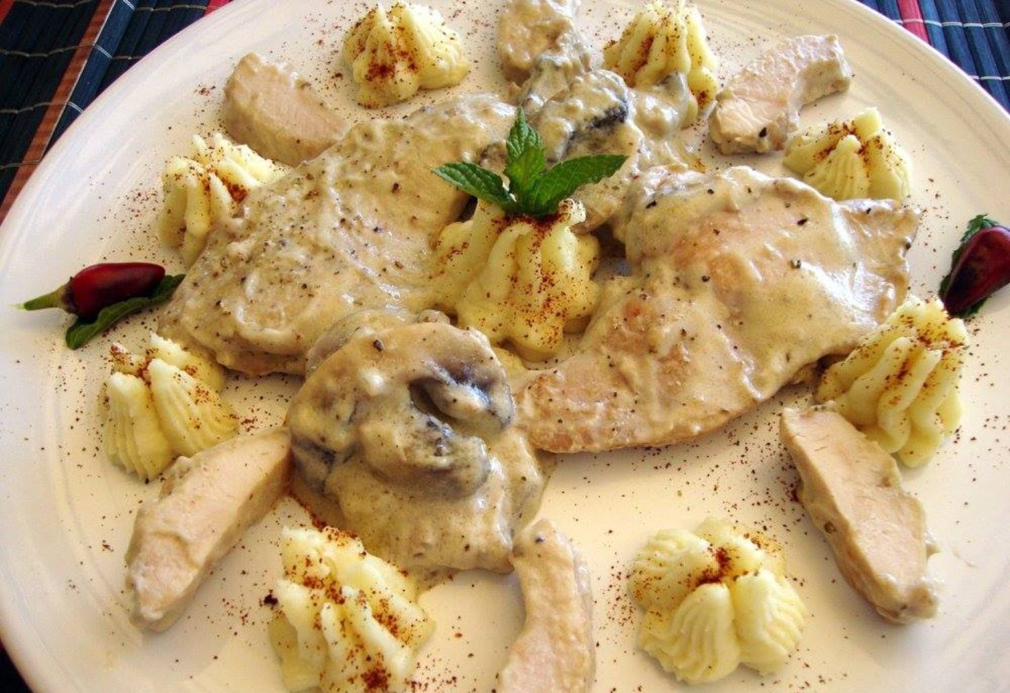 Φιλετάκια κοτόπουλο με 3 τυριά και μανιτάρια