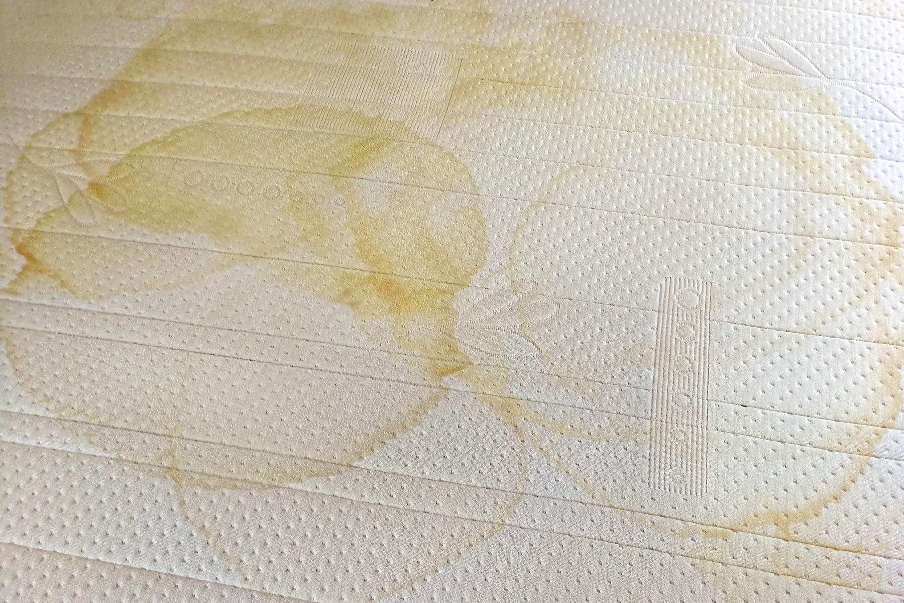 Πώς να καθαρίσετε ένα «λερωμένο» στρώμα!