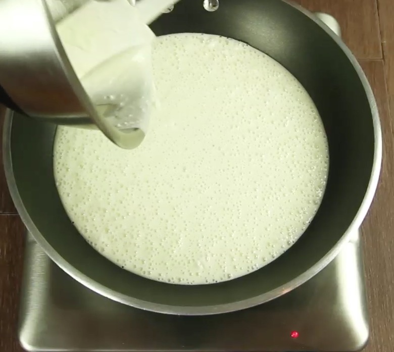 Βράζει baking powder σε ένα τηγάνι και δημιουργεί ένα έργο τέχνης