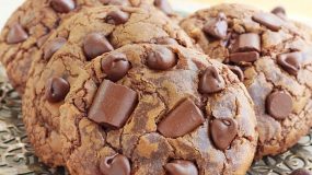 Λαχταριστά μπισκότα μαστιχωτά με γέμιση τριπλής σοκολάτας