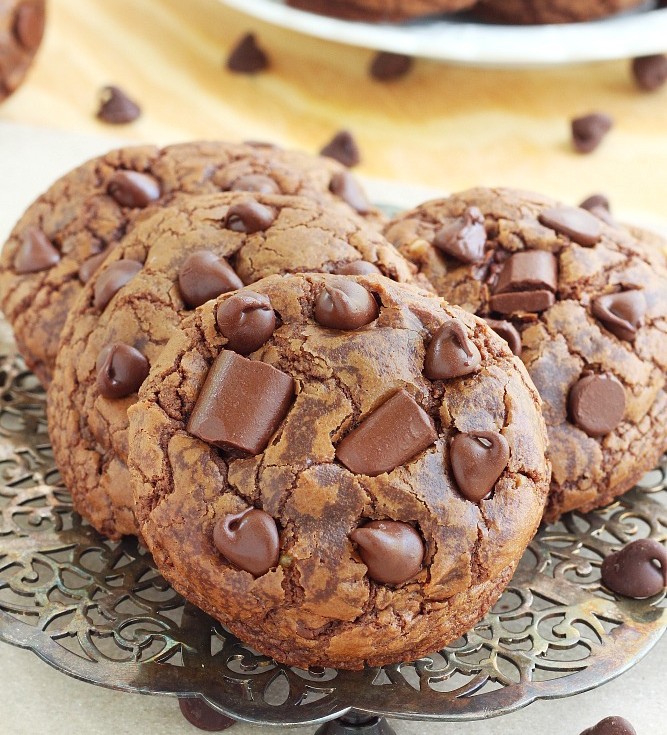Λαχταριστά μπισκότα μαστιχωτά με γέμιση τριπλής σοκολάτας