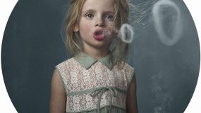 Παιδιά καπνιστές: Μια φωτογράφιση που δείχνει πως οι μεγάλοι επηρεάζουν τα παιδιά