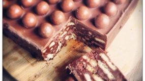 Πανεύκολο σοκολατένιο μπισκοτογλυκό ψυγείου με Maltesers