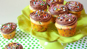 Cupcakes για παιδικό πάρτυ με πολύχρωμη τρούφα