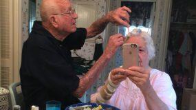 Η φωτογραφία του παππού που χτενίζει τα μαλλιά της γυναίκας του  έγινε viral!