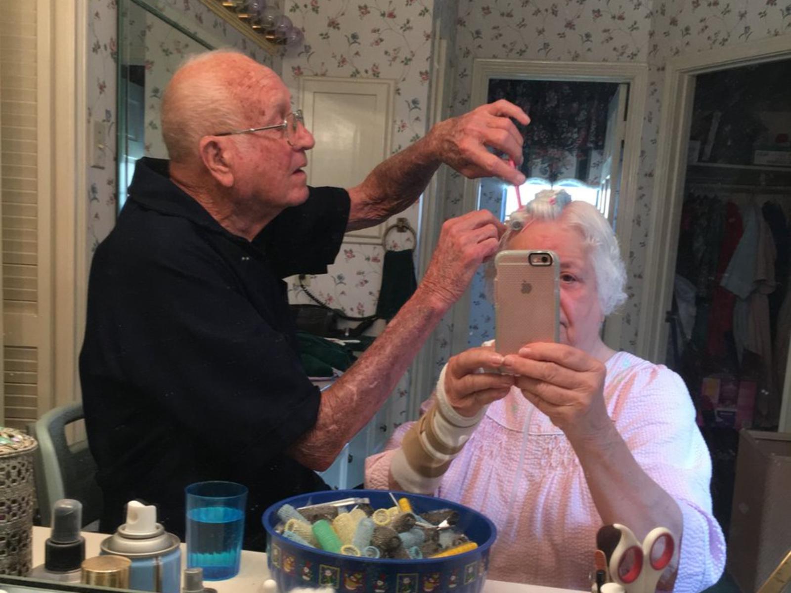Η φωτογραφία του παππού που χτενίζει τα μαλλιά της γυναίκας του  έγινε viral!