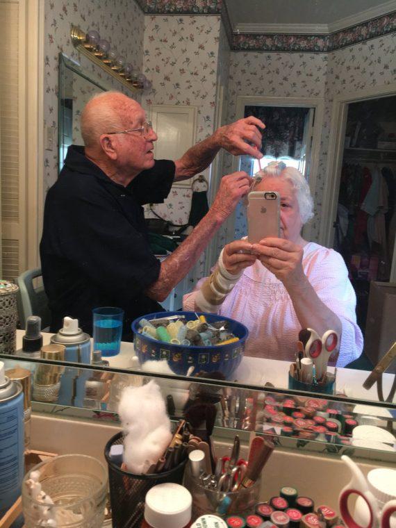 Η φωτογραφία του παππού που χτενίζει τα μαλλιά της γυναίκας του έγινε viral!