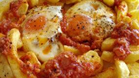 Συνταγή για τεμπέλες:Αυγά με σάλτσα ντομάτας