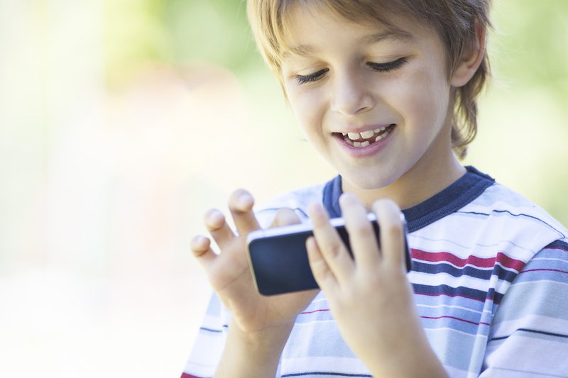 Οι 5 ερωτήσεις που πρέπει να κάνετε στο παιδί σας πριν του πάρετε κινητό