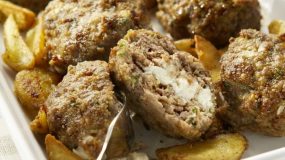 Μαμαδίστικα μπιφτέκια γεμιστά με τυρί & τραγανές λεμονάτες πατάτες