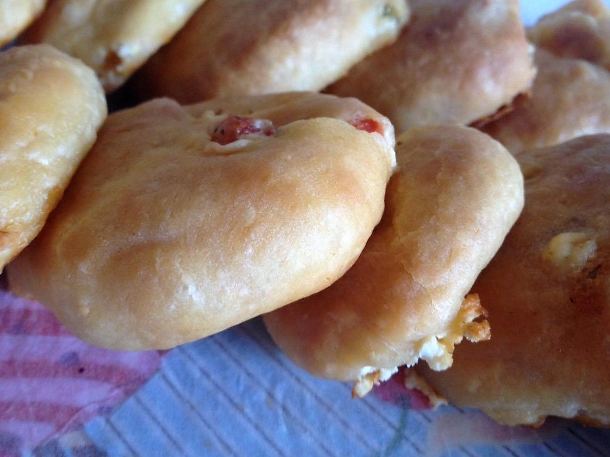 pitakia-me-gemisi-pitsas