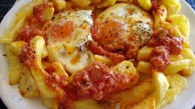 Συνταγή για τεμπέλες:Αυγά με σάλτσα ντομάτας
