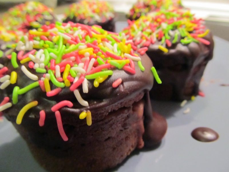 Σοκολατένια cupcakes, με γλάσο σοκολάτας, γεμιστά με μερέντα