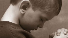 10 Τρόποι για να διδάξετε στο παιδί σας να προσεύχεται.