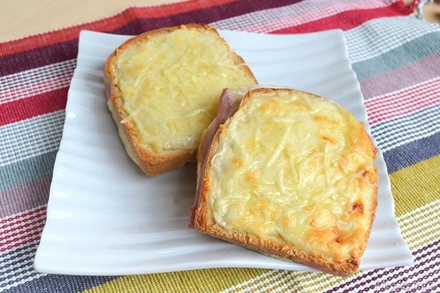 Τοστάκι με μπεσαμέλ ζαμπόν και τυρί