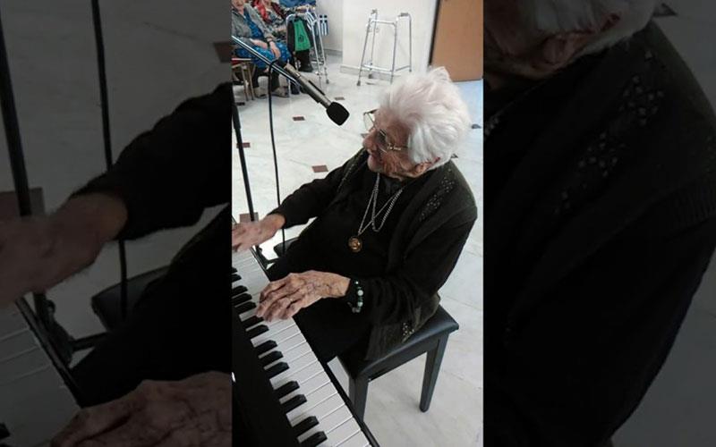 Η σούπερ γιαγιά 100 ετών από το γηροκομείο Πειραιά που έσπασε το internet