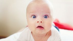 Τι θέλει να σας πει το μωράκι σας με την γλώσσα του σώματος του;