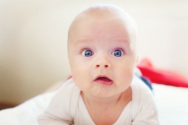 Τι θέλει να σας πει το μωράκι σας με την γλώσσα του σώματος του;