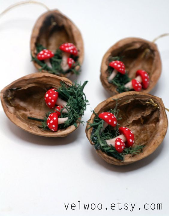 Υπέροχα χριστουγεννιάτικα στολιδια απο καρύδια με ψεύτικα μανιτάρια και μικρά κλαδάκια από έλατο