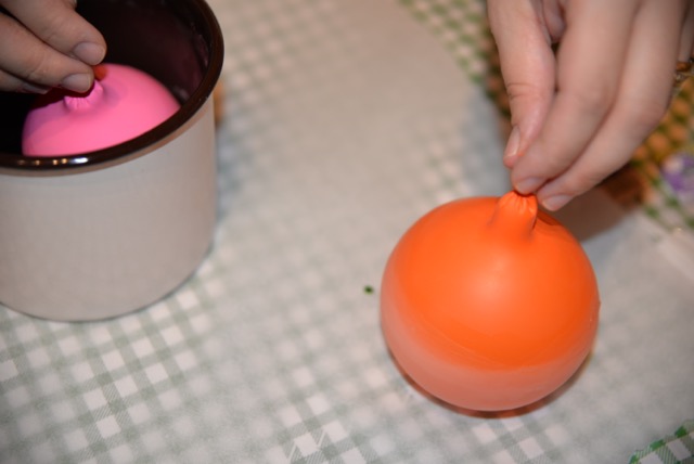 Πως με μπαλόνια μπορείτε να φτιάξετε υπέροχα διακοσμητικά κεριά!