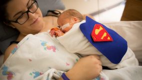 Πρόωρα μωρά ντυμένα σουπερ ήρωες: μια κίνηση του προσωπικού ενός νοσοκομείου που μας συγκίνησε όλους