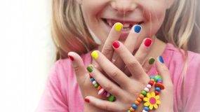 Είναι σωστό τα παιδιά να βάφουν τα νύχια τους;