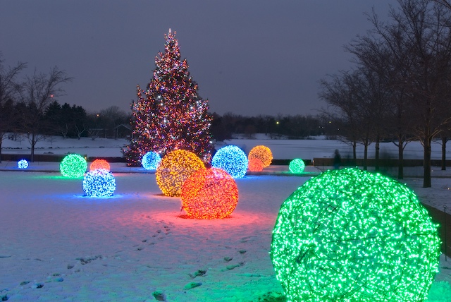 Φτιάξτε μόνες σας τις πιο λαμπερές τεράστιες χιονόμπαλες για τα Χριστούγεννα!