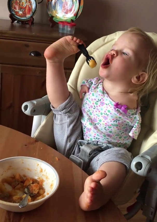 Ένα νήπιο που γεννήθηκε χωρίς χέρια μαθαίνει πως να τρώει μόνο του