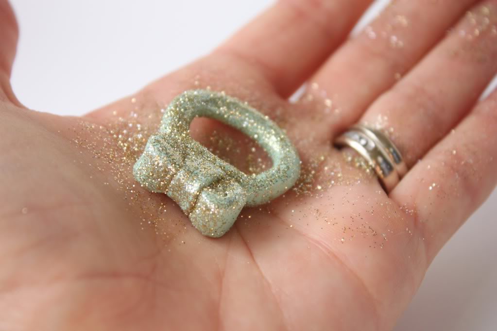 Φτιάξτε μόνες σας το πιο τέλειο δαχτυλίδι με φιόγκο και glitter!