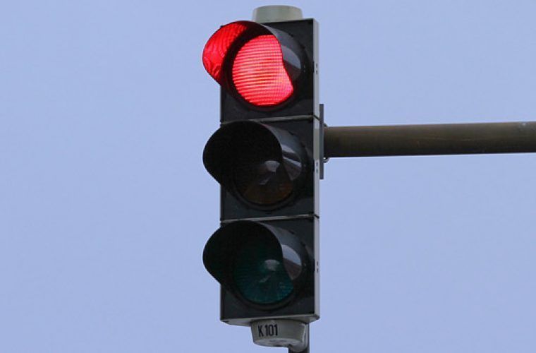 Το ήξερες; Γιατί τα φώτα στα φανάρια είναι πράσινα και κόκκινα;