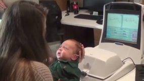Μωρό ακούει τις φωνές των γονιών του για πρώτη φορά – Η αντίδραση του θα σας κάνει να κλάψετε!
