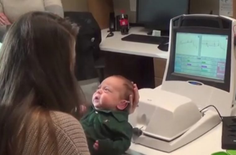 Μωρό ακούει τις φωνές των γονιών του για πρώτη φορά – Η αντίδραση του θα σας κάνει να κλάψετε!