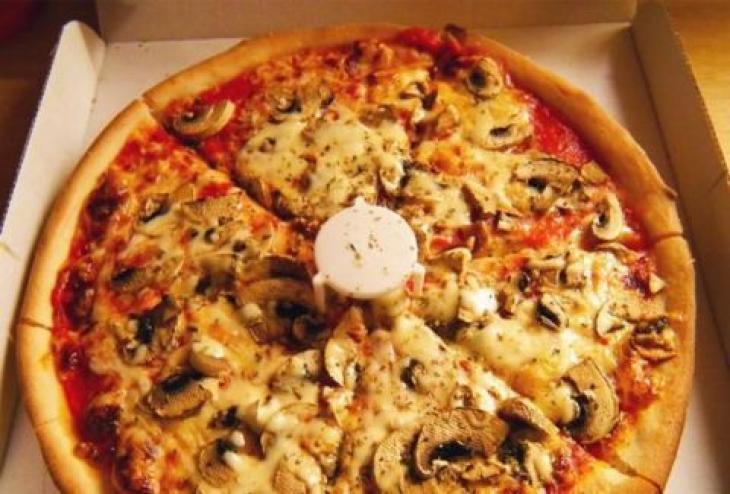 Το γνωρίζατε; Γιατί υπάρχει το πλαστικό… τραπεζάκι στις πίτσες;