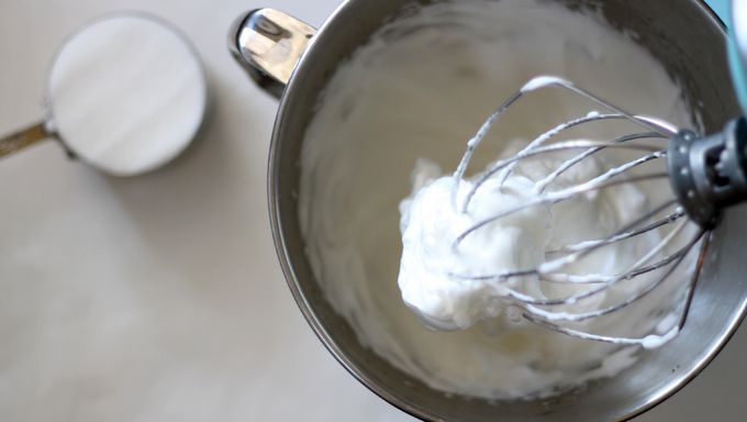 liomeni-chionanthropi2_