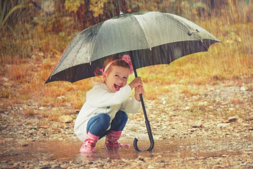 “Μαμά, βρέχει!” – 10 πράγματα που μπορείτε να κάνετε με τα παιδιά μια βροχερή μέρα