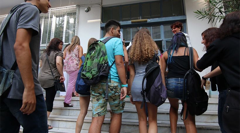 Ο υπουργός, Κώστας Γαβρόγλου, απέστειλε  την  εγκύκλιο, βάζοντας στα σχολεία τη συζήτηση για γκέι και τρανσέξουαλ