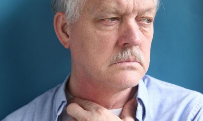 Καρκίνος στον λαιμό: Πότε βήχας και πονόλαιμος είναι πρώιμα σημάδια