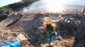 Σοκαριστικό βίντεο: Αγόρι σπρώχνει το κορίτσι του στο γκρεμό!
