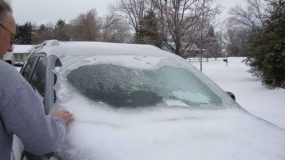 Πώς θα βγάλετε σωστά το χιόνι και τον πάγο από το αυτοκίνητο