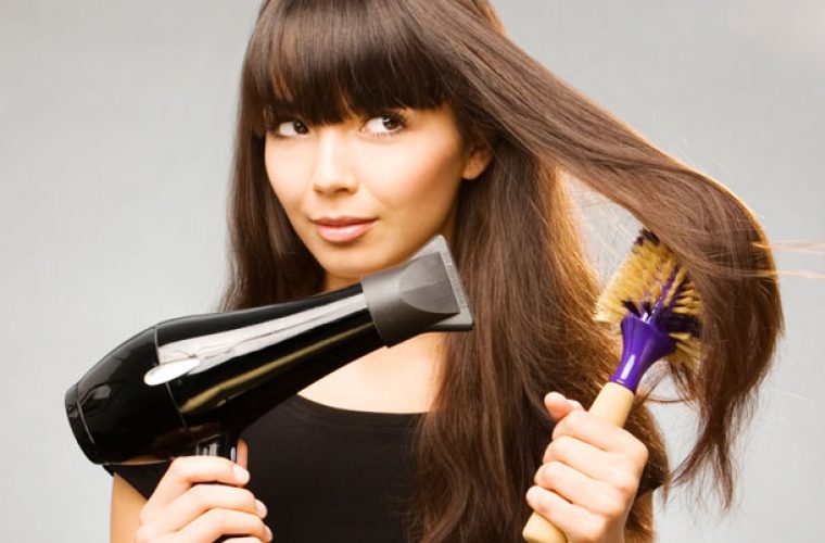 7 συμβουλές για να στεγνώνετε τα μαλλιά σας με πιστολάκι, χωρίς να τα καταστρέφετε!