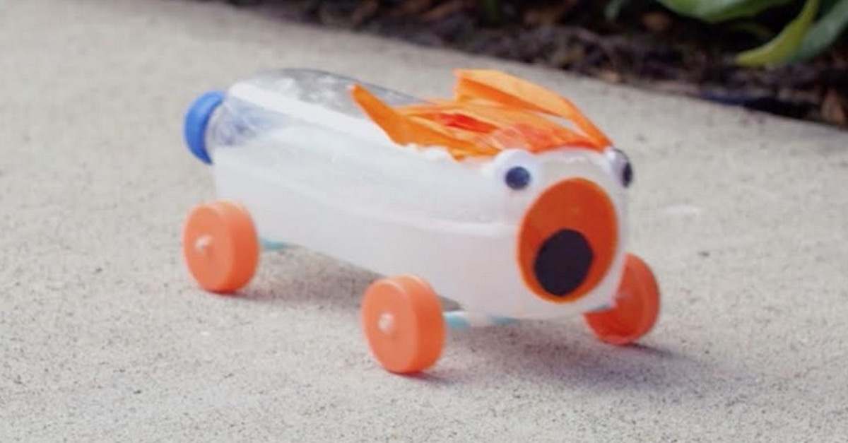Παίρνει ένα μπουκάλι με νερό, σόδα,και ξύδι και δημιουργεί ένα κινούμενο αυτοκινητάκι