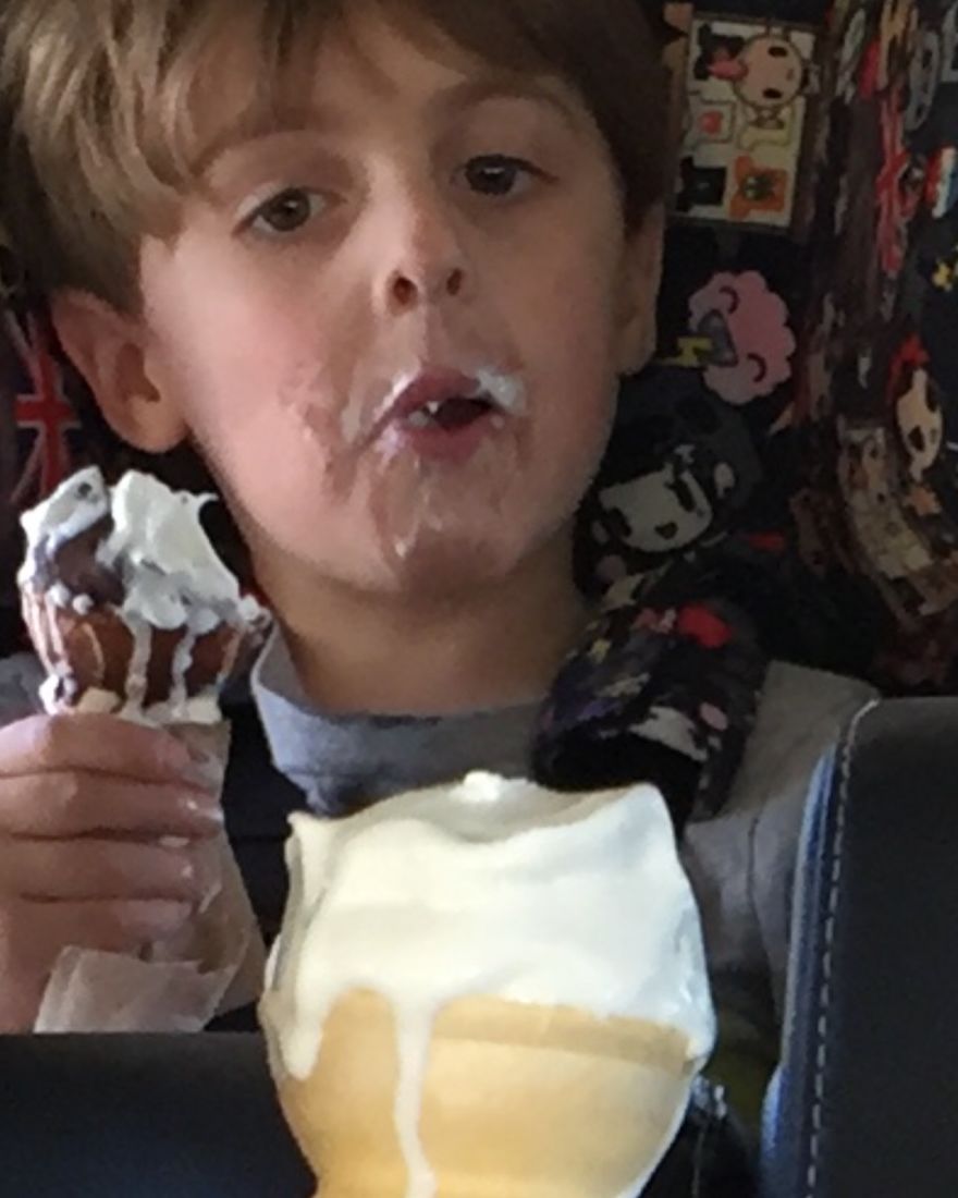 mora-pou-miazoun-me-diasimous6_